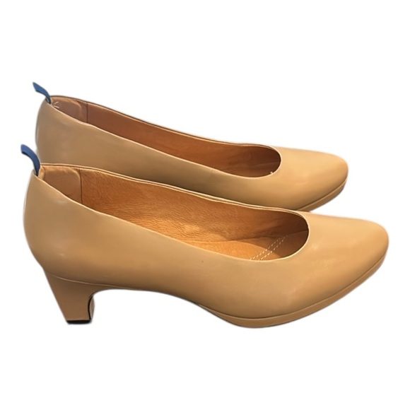 Dr LIZA Sneaker Pump Golden Sand Leather Closed Toe Heels Size 7.5 Wide - Picture 1 of 15